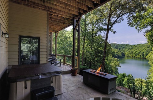 Bryson City Cabin | The Lake Wood with private dock access on Lake Fontana!