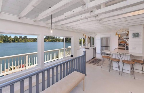 Langford House | The Lakehouse on Langford Lake