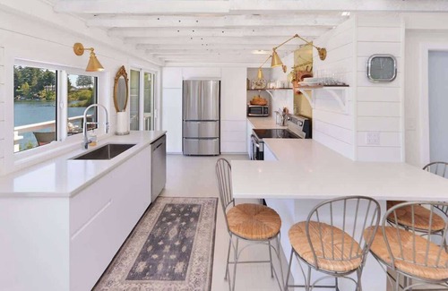 Langford House | The Lakehouse on Langford Lake