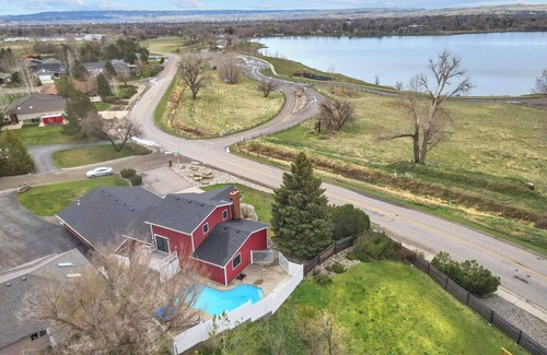 Billings House | The Lakehouse: Pool, Theater, Game Room, Lakefront