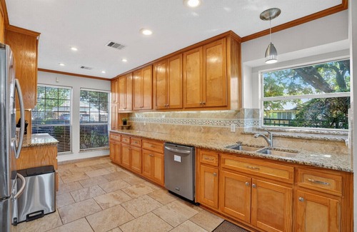 Montgomery Apartment | The Lakeview Getaway | Sleeps 14