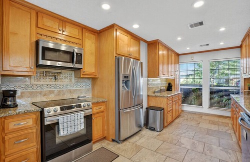Montgomery Apartment | The Lakeview Getaway | Sleeps 14