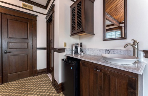 Chelan Condo | The Landing 201 Luxury King Suite with Balcony