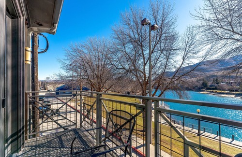 Chelan Condo | The Landing 212 Balcony w/lake views!