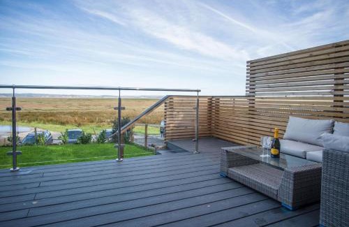 Llangennith Ski Chalet | The Langland Bay Lookout - 1 Bed Cabin - Landimore