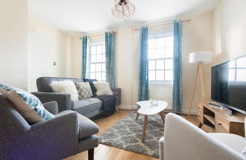 Bath Apartment | The Lapis Lounge - Large 3BDR House at River Avon