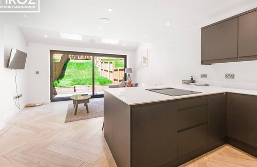 Leeds Ski Chalet | The Large Contractor house 2 in Leeds by Firoz Property Management