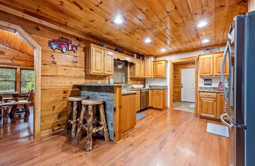 Gatlinburg - Pigeon Forge Cabin | The Liberty Cabin: 4BR w/Hot Tub*Fireplace*Game Room*Sauna*Views