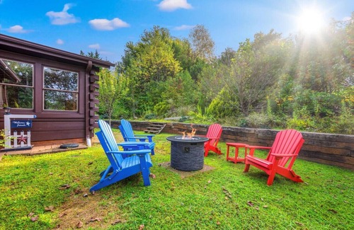 Gatlinburg - Pigeon Forge Cabin | The Liberty Cabin: 4BR w/Hot Tub*Fireplace*Game Room*Sauna*Views