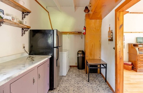 San Marcos Cottage | The Library - A Hill Country Cottage