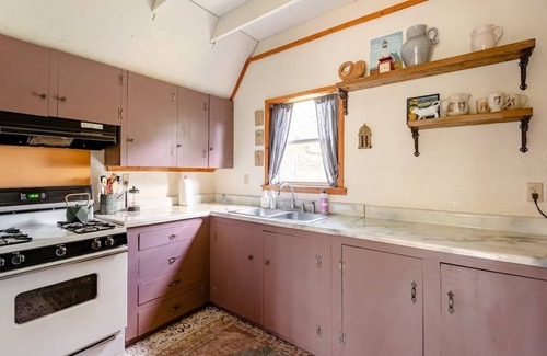 San Marcos Cottage | The Library - A Hill Country Cottage