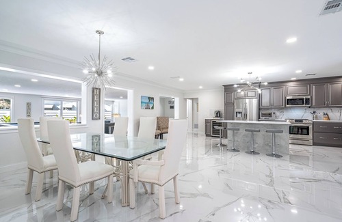 Lighthouse Point House | The Lighthouse 4/3 -10 Guests - Heated Pool - bbq