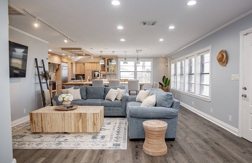 Port O Connor House | The Lighthouse - Beachfront - Perfect for Groups