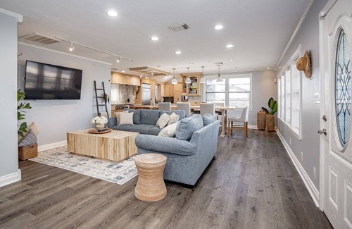 Port O Connor House | The Lighthouse - Beachfront - Perfect for Groups