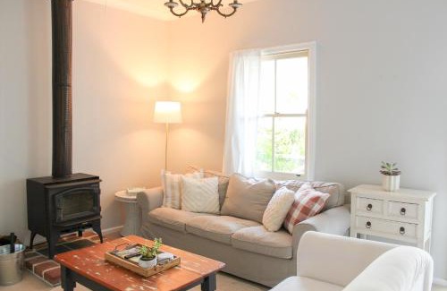 Central Mudgee House | The Little White Cottage - Country Elegance Near CBD