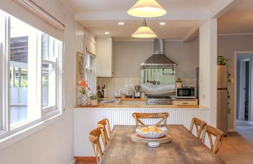 Central Mudgee House | The Little White Cottage - Country Elegance Near CBD
