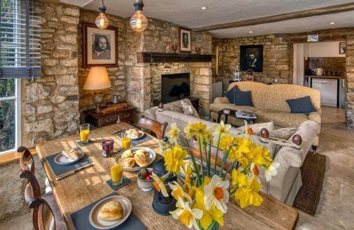 Moreton-in-Marsh Cottage | The Little Window, Classic Cotswolds Cottage