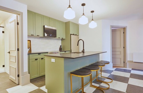 Shaughnessy Village Apartment | The Liverpool – 3-Bedroom, 1.5-Bath Apartment in Downtown Montreal with Parking