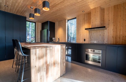 Saint-Alphonse-Rodriguez Apartment | The LoveShack |Hot Tub | Front Lake