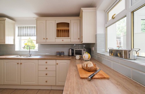 Aldringham Cottage | The Lodge, Aldringham - sleeps 4 guests in 2 bedrooms