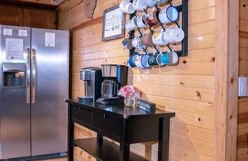 Logan Cabin | The Lodge: Sleeps 23 - Hot Tub, Fire Pit, Game Room