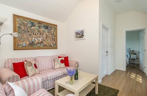 Saxmundham Cottage | The Lodge, Thatched Cottage - sleeps 4 guests in 2 bedrooms