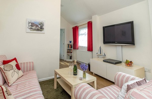 Saxmundham Cottage | The Lodge, Thatched Cottage - sleeps 4 guests in 2 bedrooms