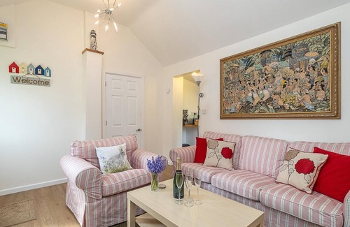 Saxmundham Cottage | The Lodge, Thatched Cottage - sleeps 4 guests in 2 bedrooms