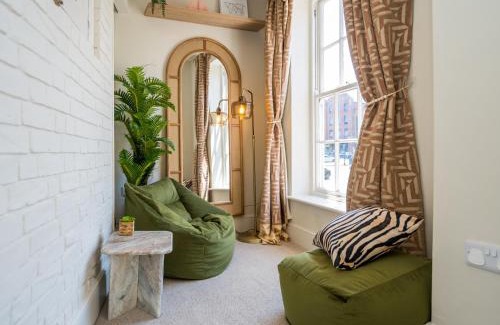 Shrewsbury Apartment | The Loft - a stylish 2-bed in prime central location - Pass the Keys