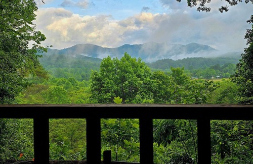 Franklin Cabin | The Loft: Cabin Getaway w/Covered Porch & Stunning Mountain Views