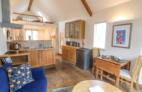 Totnes Cottage | THE LOFT COTTAGE, romantic in Totnes