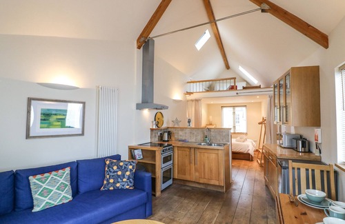 Totnes Cottage | THE LOFT COTTAGE, romantic in Totnes