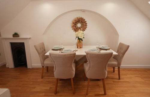 Mill Road Apartment | The Loft - KING BED, Central, Entire Apartment