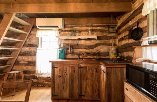 Fredericksburg Cabin | The Log Cabin | Charming Country Cabin