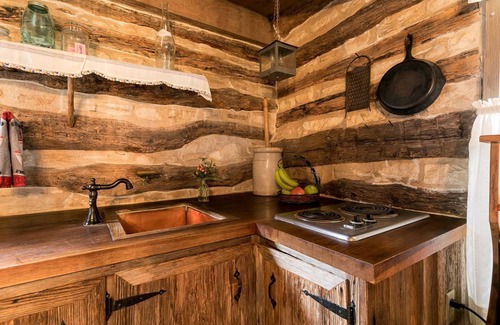 Fredericksburg Cabin | The Log Cabin | Charming Country Cabin