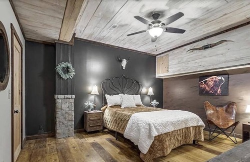 Cottontown House | The Log Palace Private Guest Suite