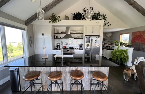 Bozeman Apartment | The Lookout. 43acres overlooking 7 different mountain ranges