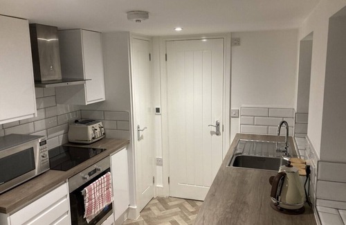 Rochester East Ward Apartment | ⭐The Lux 1 Bed - Private Garden - Free Parking⭐