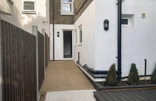 Rochester East Ward Apartment | ⭐The Lux 1 Bed - Private Garden - Free Parking⭐