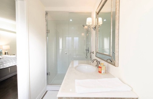 Bathurst Manor House | The LUX House with Yoga Room [4 bedrooms + 2 bath]