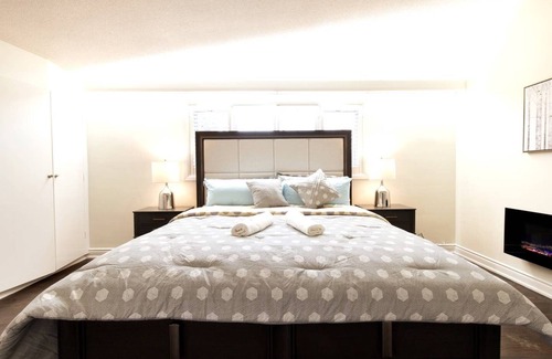 Bathurst Manor House | The LUX House with Yoga Room [4 bedrooms + 2 bath]