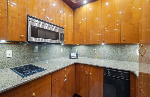Austin Villa | The Lux Lounge near COTA: Hot Tub, BBQ & Events!