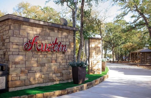 Austin Villa | The Lux Lounge near COTA: Hot Tub, BBQ & Events!