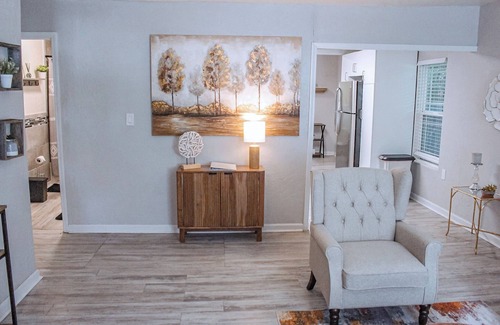 Norman House | The Luxe near Campus Corner. Walking distance to sports and campus activities.