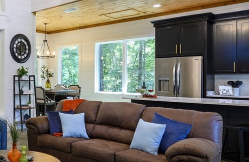 Broken Bow Cabin | The Luxury Pines Retreat w/NEW Pool Heating Option*, Hot Tub ,Fire Pit Sleeps 8