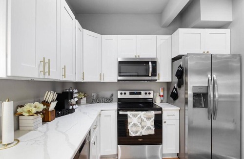 North Chesterfield House | The LuxuryOrange Door 3 Bdr Queen