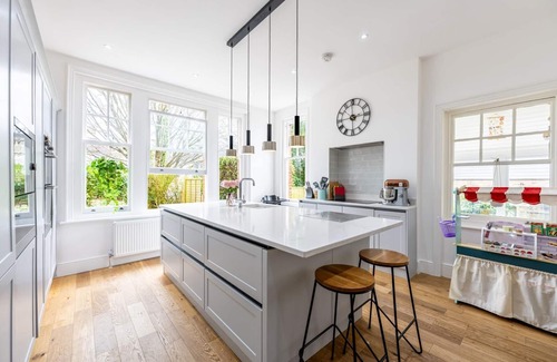 New Forest District Ski Chalet | The Lymington Hub Slps 13 hot tub/chef/spa