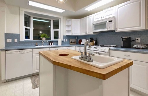 Baker City Apartment | The Madison - Downtown with Hot Tub!