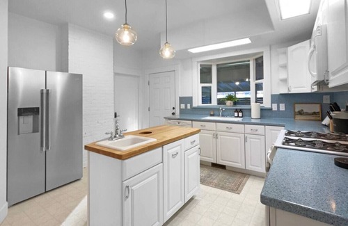 Baker City Apartment | The Madison - Downtown with Hot Tub!