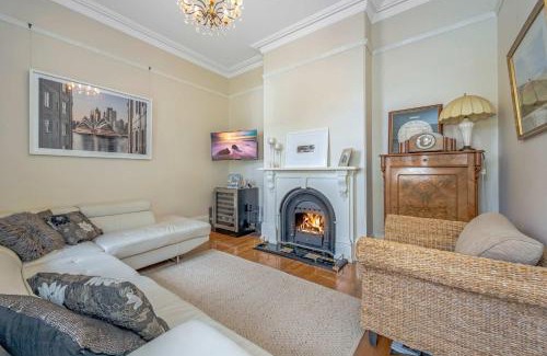 Bathurst House | The Maeve 1875 - Heart of Bathurst - Sleeps 10
